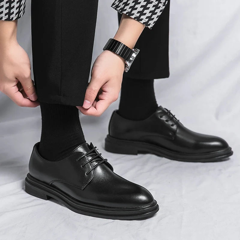 Spitz zulaufende Schnürschuhe