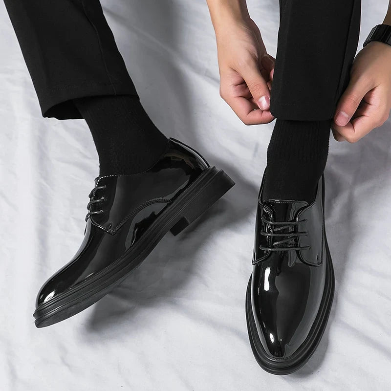 Spitz zulaufende Schnürschuhe