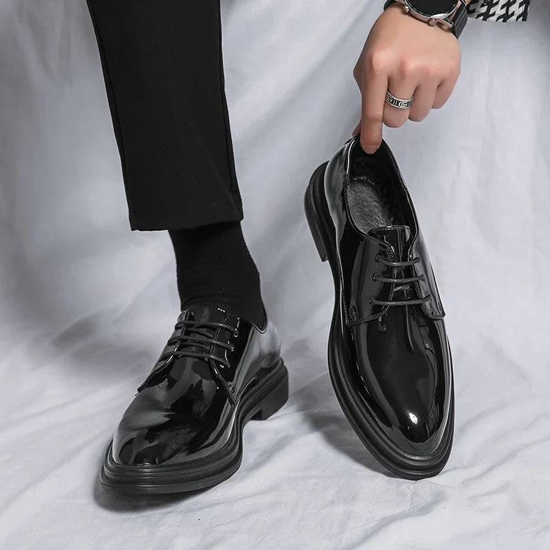Spitz zulaufende Schnürschuhe